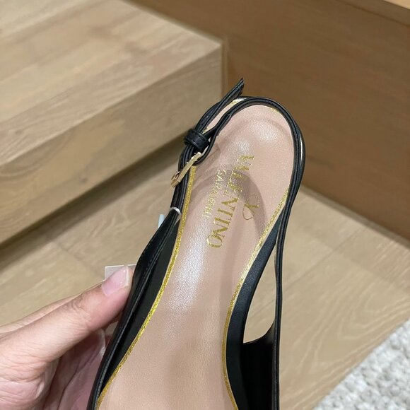 ⛳⛳New valentino v buckle round heel sandals - Picture 5 of 6